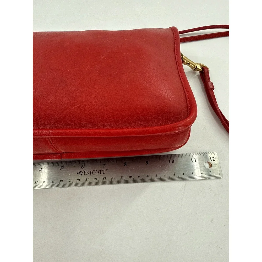 Coach Crossbody Bag Women Red 943-8715 Vintage Leather Brass Hardware‎ Clutch